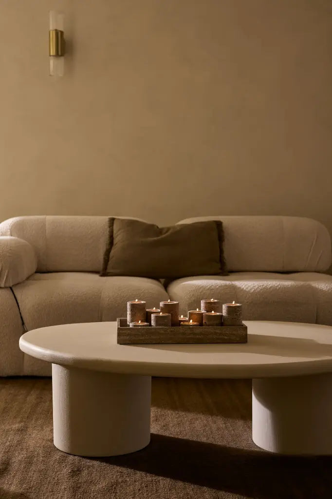 TELYSHOLDER I TRAVERTIN MED VARM TITANIUMTONE